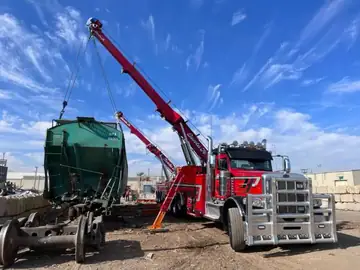 Santa Fe Peterbilt lifting container off flatbed