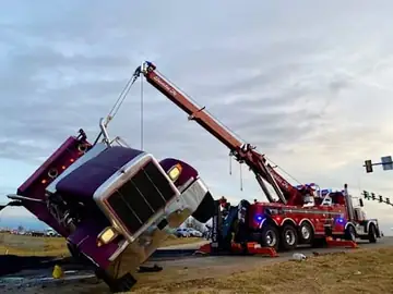 Santa Fe rotator uprighting overturned semi